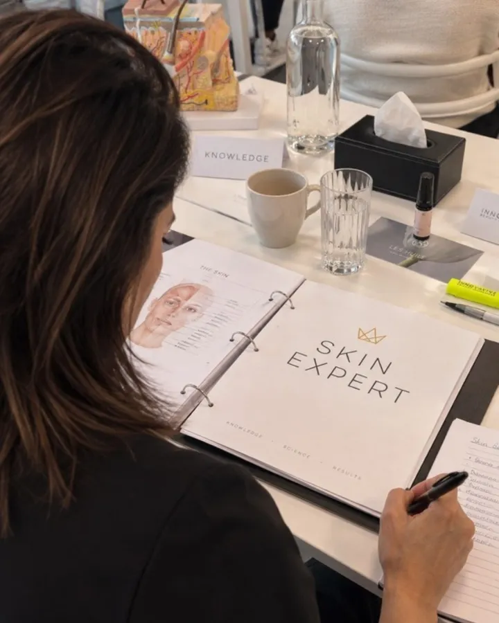 Stephanie van Beauty Plan werkt aan haar Skin Expert-opleidingsmap